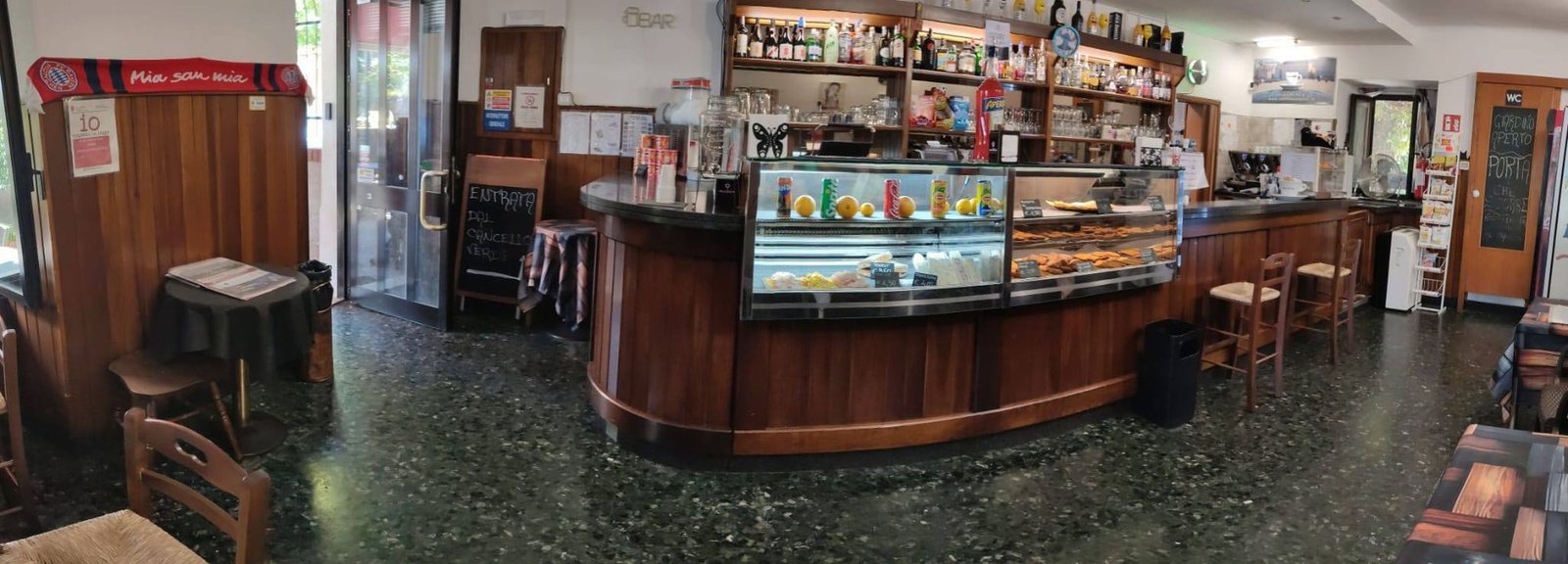 Il bancone del Bar Buffet al Gatto Nero con la vetrina dei piatti pronti