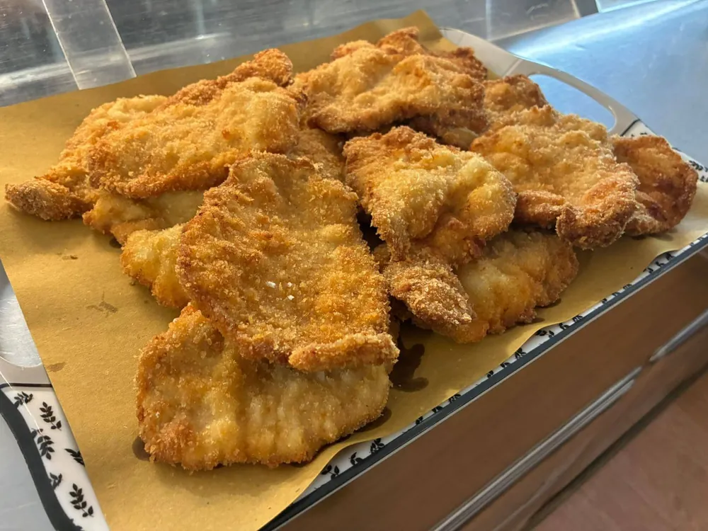 Cotolette impanate dorate sul vassoio del buffet
