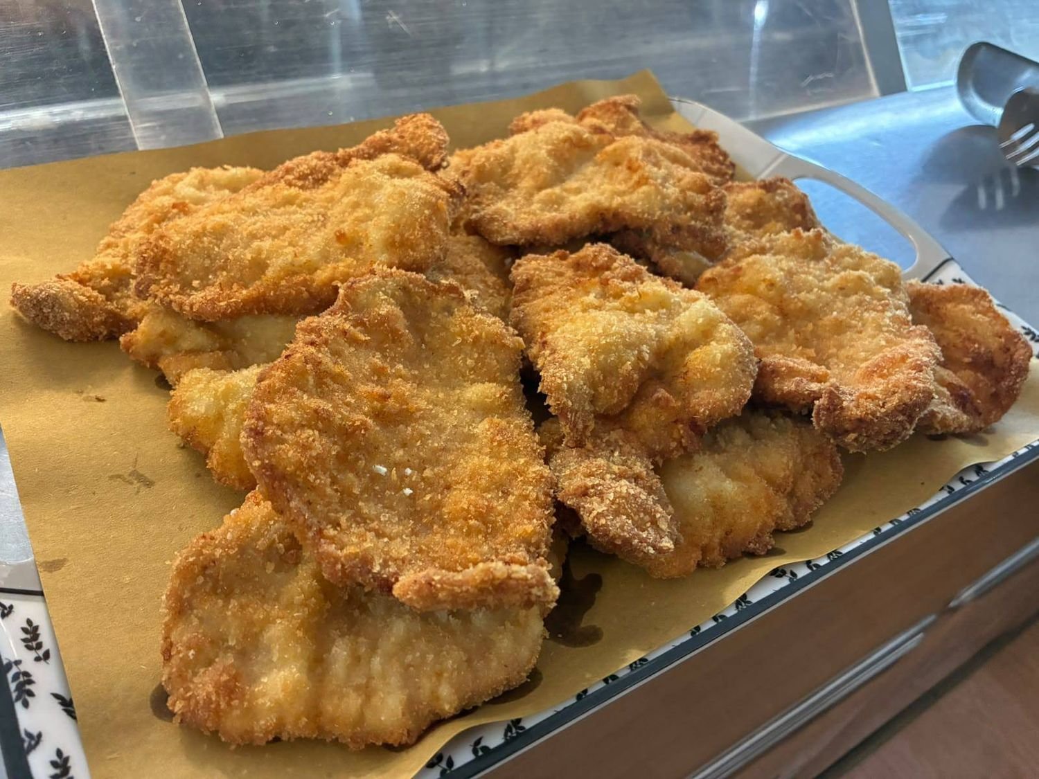 Cotolette di pollo fritte nella vetrina, pronte da portare via