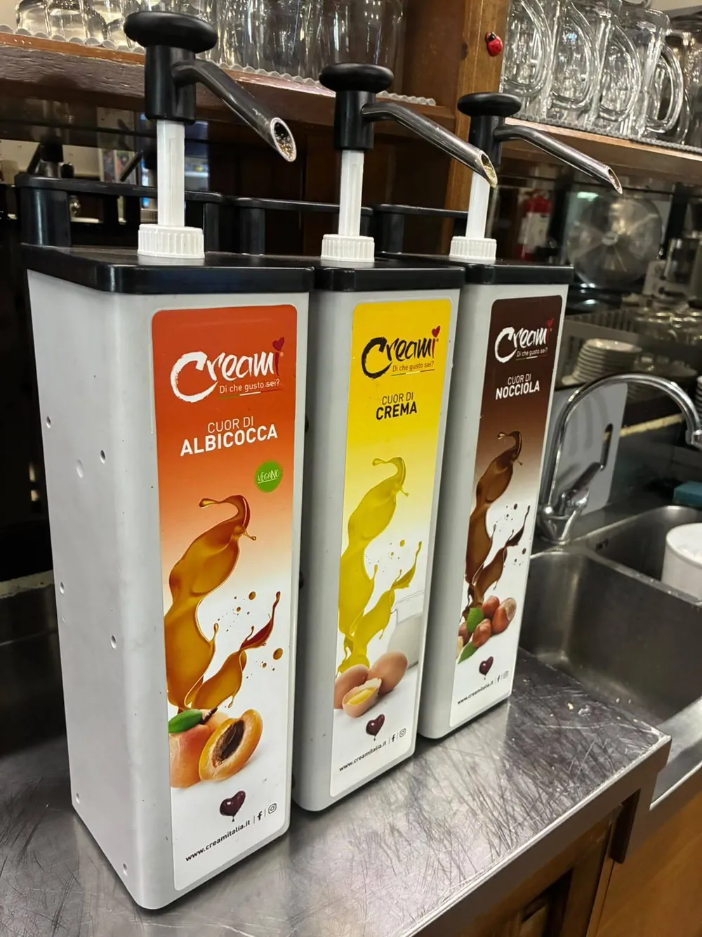 I tre dispenser delle creme per farcire le brioche: albicocca, crema e nocciola