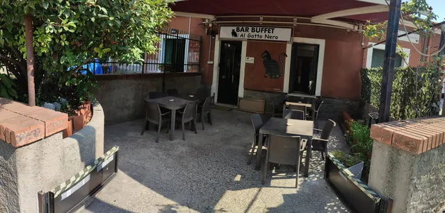 L'ingresso del Bar Buffet al Gatto Nero in Strada della Rosandra 60 a Trieste, con insegna e tavoli all'aperto