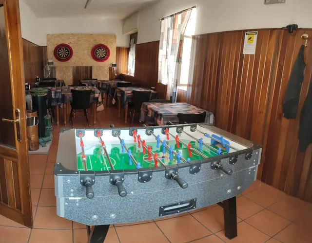 La saletta separata con il calcio balilla e i tavoli apparecchiati