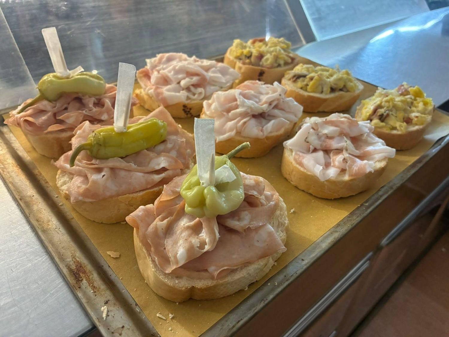 Tartine con mortadella e prosciutto per l'aperitivo a Trieste